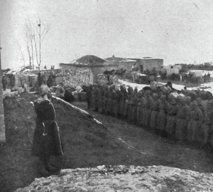 Framed Print : Le general Kalitine felicite les soldats qui ont occupe Hassan-Kale, sur la route d'Erzeroum, 1916 Creator: Unknown Framed Print : Le general Kalitine felicite les soldats qui ont occupe Hassan-Kale, sur la route d'Erzeroum, 1916 Creator: Unknown
