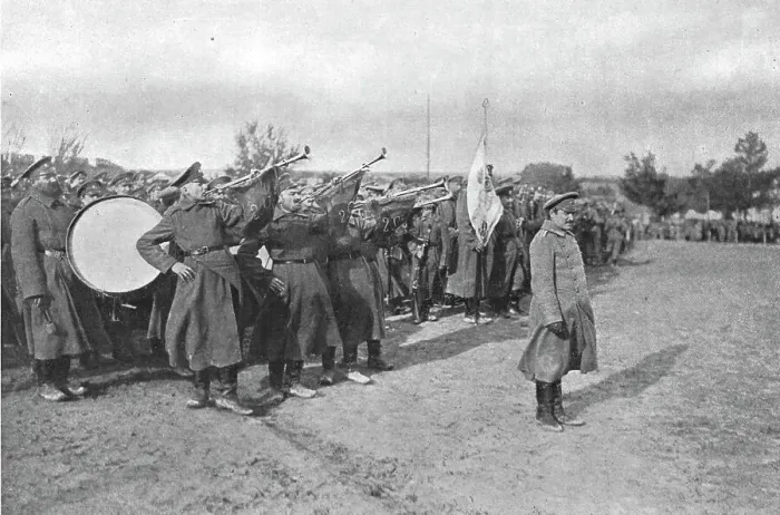 Framed Print : Le general Russe Lokhvitsky decore de la Croix de Guerre sur le front Francais; les... 1916. Creator: Unknown Framed Print : Le general Russe Lokhvitsky decore de la Croix de Guerre sur le front Francais; les... 1916. Creator: Unknown