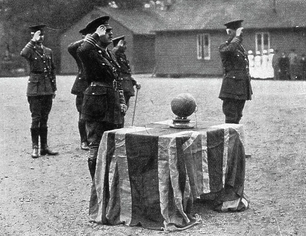 Le glorieux ballon; Le ballon, qui sera legendaire, du 8e East Surrey, 1916. Creator: Unknown