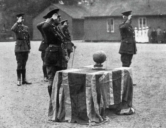 Framed Print : Le glorieux ballon; Le ballon, qui sera legendaire, du 8e East Surrey, 1916. Creator: Unknown