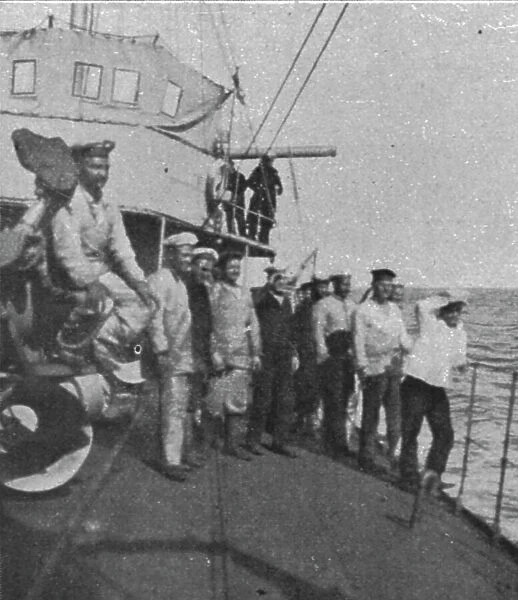 Le 'Goeben' contre le torpilleur 'Schastlivyi' (21 sept. 1915); Les marins du torpilleur... 1915. Creator: Unknown. Le 'Goeben' contre le torpilleur 'Schastlivyi' (21 sept. 1915); Les marins du torpilleur... 1915