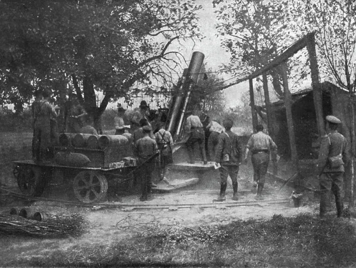 Framed Print : Le haut commandement de L'Armee Anglaise; Piece d'artillerie lourde en action sur... 1916. Creator: Unknown Framed Print : Le haut commandement de L'Armee Anglaise; Piece d'artillerie lourde en action sur... 1916. Creator: Unknown