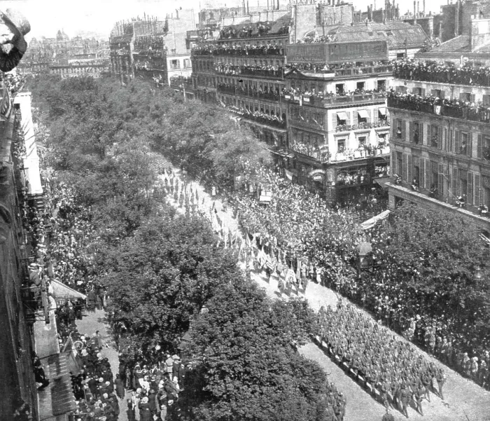 Framed Print : Le jour de gloire; au coeur de Paris: le defile sur les grands boulevards jusqu'a la place... 1919 Creator: Unknown Framed Print : Le jour de gloire; au coeur de Paris: le defile sur les grands boulevards jusqu'a la place... 1919 Creator: Unknown
