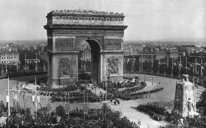 Framed Print : Le jour de gloire; le defile triomphal; le vainqueur de la marne en 1914 et le commandant...1919. Creator: Unknown Framed Print : Le jour de gloire; le defile triomphal; le vainqueur de la marne en 1914 et le commandant...1919. Creator: Unknown