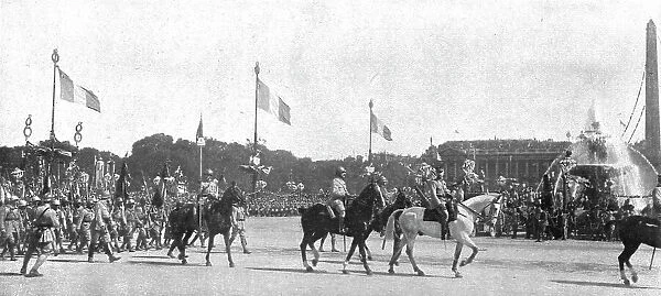 Le jour de gloire; le defile triomphal place de la Concorde: le 5e corps d'armee (Orleans)... 1919 Creator: Unknown