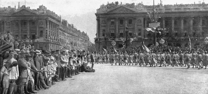 Framed Print : Le jour de gloire; le defile triomphal place de la Concorde: l'entrée de la rue Royale... 1919. Creator: Unknown Framed Print : Le jour de gloire; le defile triomphal place de la Concorde: l'entrée de la rue Royale... 1919. Creator: Unknown