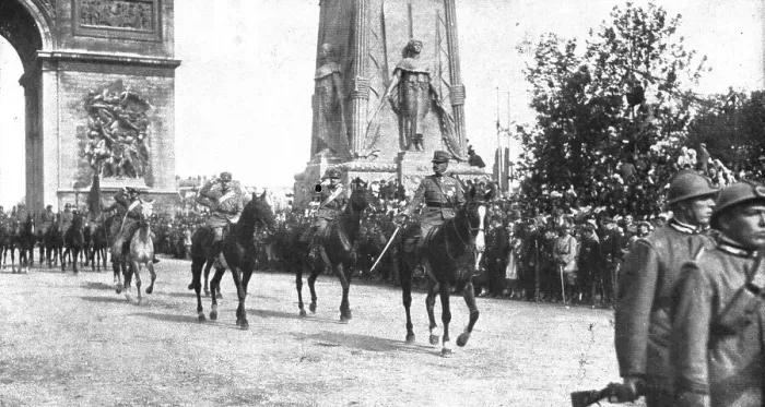 Framed Print : Le jour de gloire; le general Montuori, en tete des troupes italiennes, salue la tribune... 1919. Creator: Unknown Framed Print : Le jour de gloire; le general Montuori, en tete des troupes italiennes, salue la tribune... 1919. Creator: Unknown