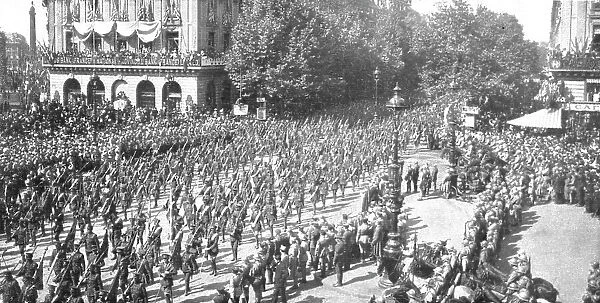 Le jour de gloire; les deux cents drapeaux des regiments britanniques traversant la place... 1919. Creator: Unknown