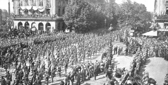 Framed Print : Le jour de gloire; les deux cents drapeaux des regiments britanniques traversant la place... 1919. Creator: Unknown Framed Print : Le jour de gloire; les deux cents drapeaux des regiments britanniques traversant la place... 1919. Creator: Unknown