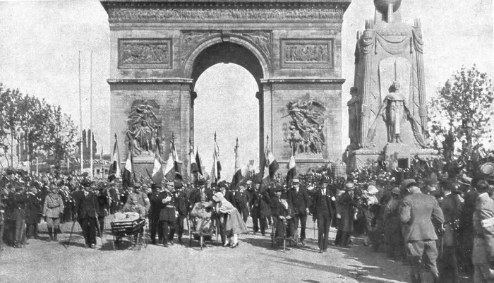 Framed Print : Le jour de gloire; precedant le defile militaire, mille mutiles passent les premiers sous... 1919. Creator: Unknown Framed Print : Le jour de gloire; precedant le defile militaire, mille mutiles passent les premiers sous... 1919. Creator: Unknown