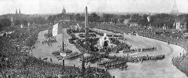 Le jour de gloire; vue d'ensemble de la place de la Concorde, au moment ou la tete... 1919. Creator: Unknown