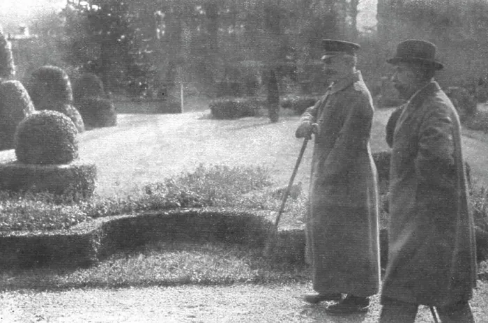 Framed Print : Le Kaiser en Fuite; Premiere journee d'exil; Guillaume, encore en tenue militaire... 1918. Creator: Unknown Framed Print : Le Kaiser en Fuite; Premiere journee d'exil; Guillaume, encore en tenue militaire... 1918. Creator: Unknown