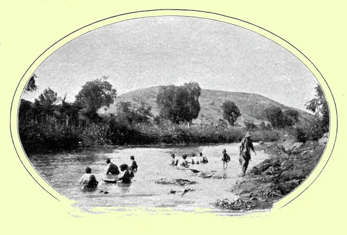 Framed Print : Le lavage de l'or a la batee; Iles Africaines de la mer des Indes, 1914. Creator: Unknown Framed Print : Le lavage de l'or a la batee; Iles Africaines de la mer des Indes, 1914. Creator: Unknown