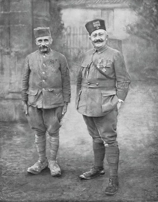 Framed Print : Le lieutenant-colonel Richaud et le doyen du 4e zouaves, 1916. Creator: Unknown Framed Print : Le lieutenant-colonel Richaud et le doyen du 4e zouaves, 1916. Creator: Unknown