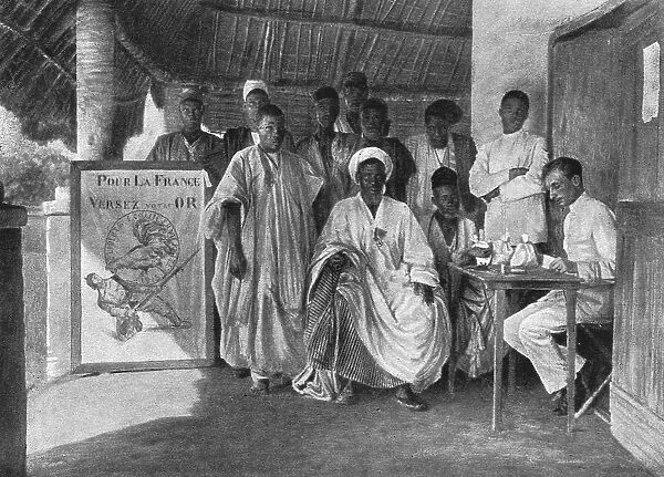 Le Loyalisme Musulman; A bondoukou: Les versements d'or, a Bondoukou, sous la veranda... 1916. Creator: Unknown