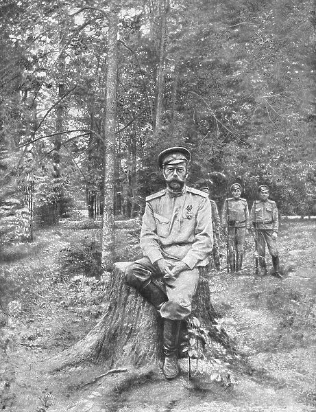 Le prisonnier de Tsarskoie-Selo; L'empereur dechu et ses gardiens dans le parc de l'ancien... 1917 Creator: Unknown