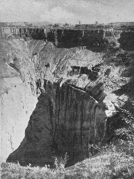 Le puits le plus important des gites diamantiferes de Kimberley; Afrique Australe, 1914. Creator: Unknown