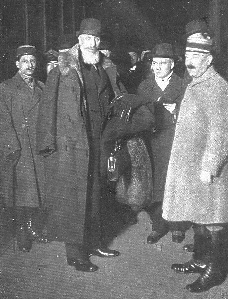 Le retour a la paix; arrivee a la gare de l'Est de la delegation hongroise presidee... 1919. Creator: Unknown