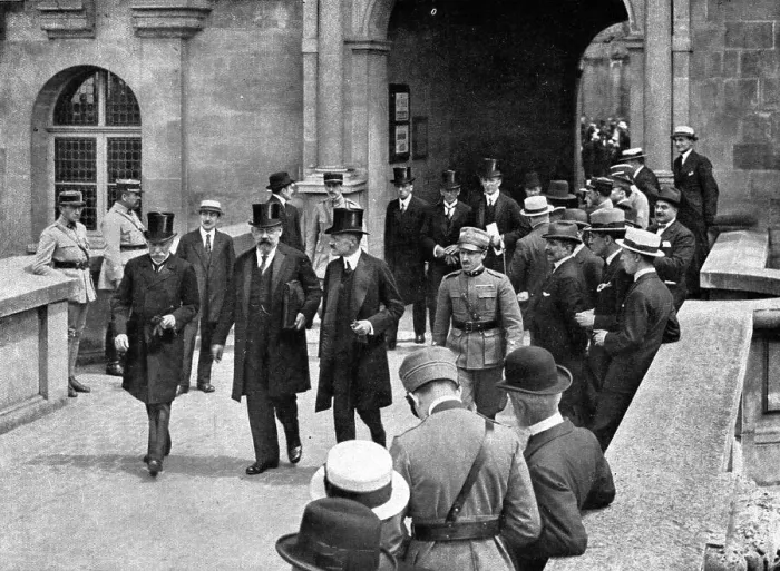 Framed Print : Le retour a la paix; Au chateau de Saint-Germain-en-Laye, le 2 juin 1919: depart des... 1919. Creator: Unknown Framed Print : Le retour a la paix; Au chateau de Saint-Germain-en-Laye, le 2 juin 1919: depart des... 1919. Creator: Unknown
