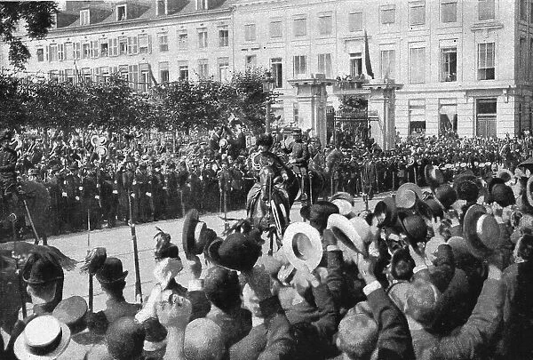 Le roi des Belges, se rendant au Parlement, est acclame par la population bruxelloise, 1914. Creator: Henneber