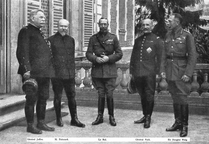 Framed Print : Le roi George V et M Poincare, Sur le front de la Somme; Au Grand Quartier Britannique, 1916. Creator: Unknown Framed Print : Le roi George V et M Poincare, Sur le front de la Somme; Au Grand Quartier Britannique, 1916. Creator: Unknown