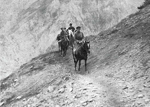 'Le front russe d'asie; Cavaliers en reconnaiccance dans les montagnes du Kop-Dagh, 1916. Creator: Unknown