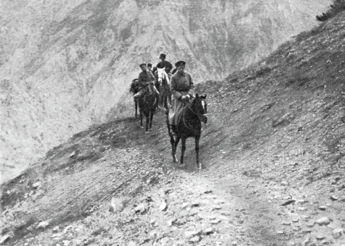 Framed Print : Le front russe d'asie; Cavaliers en reconnaiccance dans les montagnes du Kop-Dagh, 1916. Creator: Unknown Framed Print : Le front russe d'asie; Cavaliers en reconnaiccance dans les montagnes du Kop-Dagh, 1916. Creator: Unknown