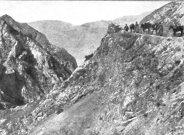 'Le front russe d'asie; Convoi dans le Kop-Dagh, entre Erzeroum et Baibourt, 1916. Creator: Unknown