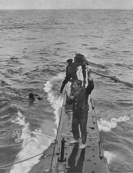 Le sauvetage de marins allemands par l'equipage d'un sous-marin Britannique. 1916. Creator: Unknown