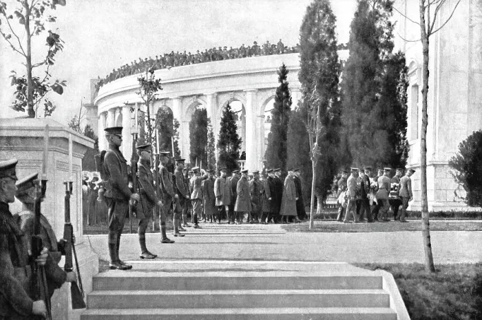 Framed Print : Le Soldat Inconnu Americain; le cercueil contenent la depouille glorieuse arrive... 1921. Creator: Unknown. Le Soldat Inconnu Americain; le cercueil contenent la depouille glorieuse arrive... 1921. Creator: Unknown Framed Print : Le Soldat Inconnu Americain; le cercueil contenent la depouille glorieuse arrive... 1921. Creator: Unknown. Le Soldat Inconnu Americain; le cercueil contenent la depouille glorieuse arrive... 1921. Creator: Unknown