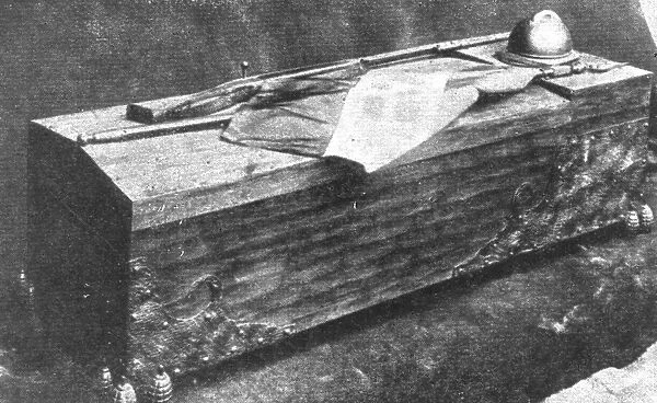 Le 'Soldat Inconnu' italien; le cercueil, tel qu'il repose sous l'Autel de la Patrie, 1921. Creator: Unknown. Le 'Soldat Inconnu' italien; le cercueil, tel qu'il repose sous l'Autel de la Patrie, 1921. Creator: Unknown
