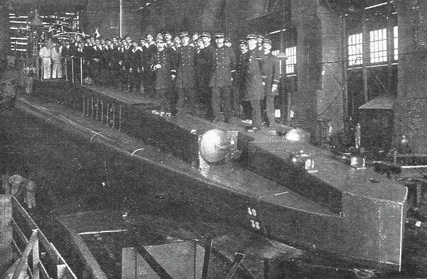 Le sous-marin a la mer; lancement a Cherbourg d'un nouveau sous-marin completement acheve... 1916. Creator: Unknown