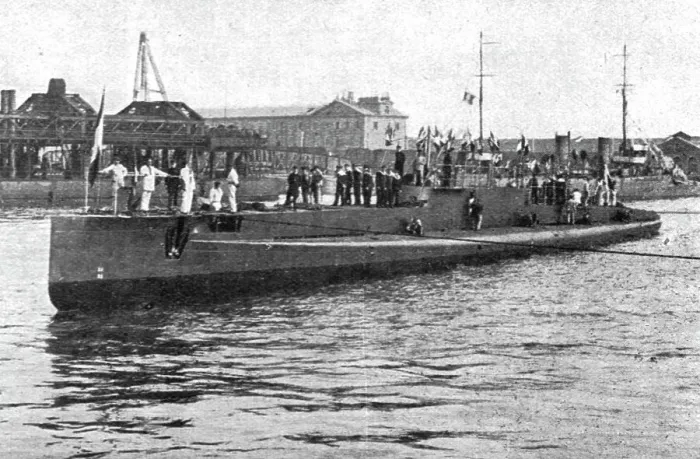 Framed Print : Le sous-marin a la mer; lancement a Cherbourg d'un nouveau sous-marin completement acheve... 1916. Creator: Unknown Framed Print : Le sous-marin a la mer; lancement a Cherbourg d'un nouveau sous-marin completement acheve... 1916. Creator: Unknown