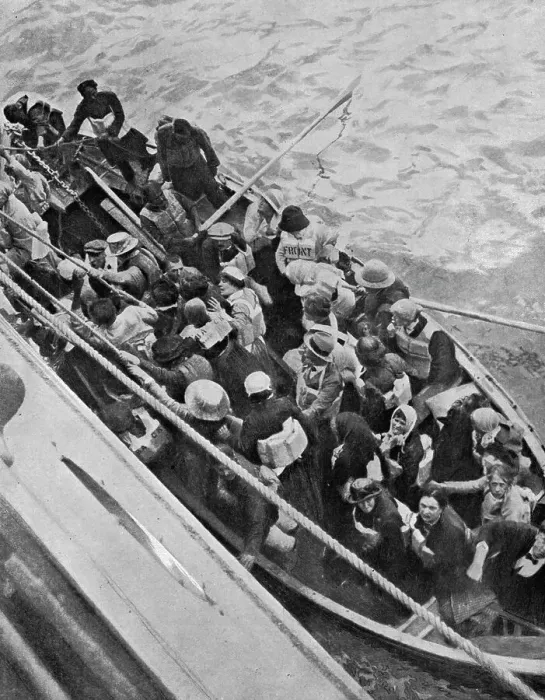 Framed Print : Le torpillage du paquebot Arabia'; un canot de passagers du paquebot-poste... 1916. Creator: Unknown. Le torpillage du paquebot Arabia'; un canot de passagers du paquebot-poste... 1916. Creator: Unknown Framed Print : Le torpillage du paquebot Arabia'; un canot de passagers du paquebot-poste... 1916. Creator: Unknown. Le torpillage du paquebot Arabia'; un canot de passagers du paquebot-poste... 1916. Creator: Unknown