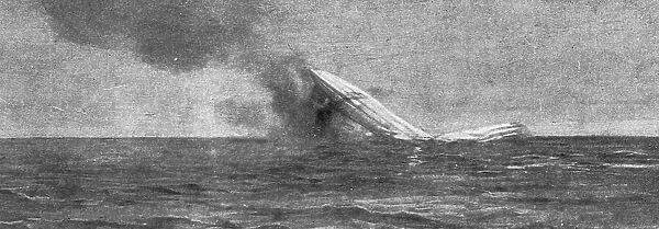 Le Zeppelin 'L7' abattu le 4 mai au large de la cote du Slesvig par les deux navires... 1916. Creator: Unknown. Le Zeppelin 'L7' abattu le 4 mai au large de la cote du Slesvig par les deux navires... 1916. Creator: Unknown