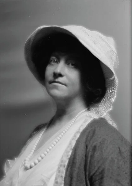 Lee, Annabel, portrait photograph, 1913. Creator: Arnold Genthe
