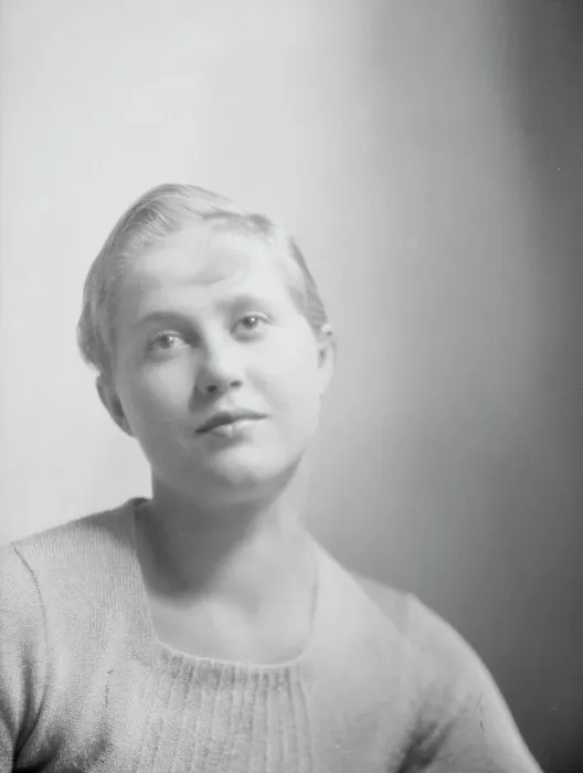 Framed Print : Lee, Margaret, Miss, portrait photograph, 1927 Creator: Arnold Genthe Framed Print : Lee, Margaret, Miss, portrait photograph, 1927 Creator: Arnold Genthe