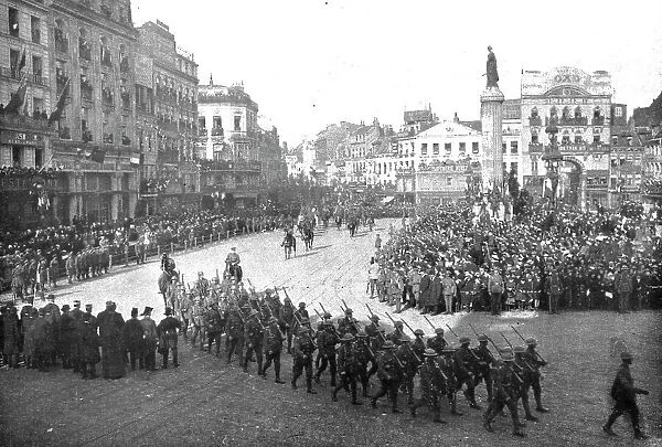 'L'entrée Solennelle de Britanniques a Lille; Defile sur la Grande-Place des troupes... 1918. Creator: Unknown