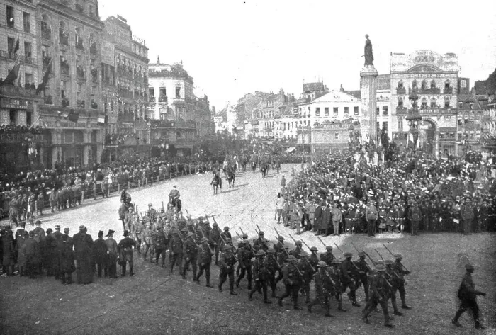 Framed Print : L'entrée Solennelle de Britanniques a Lille; Defile sur la Grande-Place des troupes... 1918. Creator: Unknown Framed Print : L'entrée Solennelle de Britanniques a Lille; Defile sur la Grande-Place des troupes... 1918. Creator: Unknown