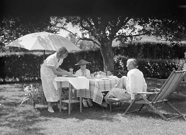 Leonard, Mr. and Mrs. eating outdoors, between 1926 and 1938. Creator: Arnold Genthe
