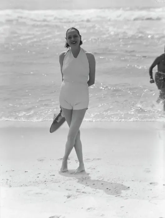 Framed Print : Leonard, Mrs. at the beach, between 1926 and 1938. Creator: Arnold Genthe Framed Print : Leonard, Mrs. at the beach, between 1926 and 1938. Creator: Arnold Genthe