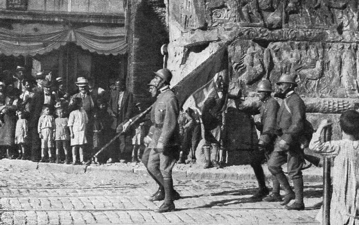 Framed Print : Les allies a Salonique; L'arrivee des italiens, 1916. Creator: Unknown Framed Print : Les allies a Salonique; L'arrivee des italiens, 1916. Creator: Unknown