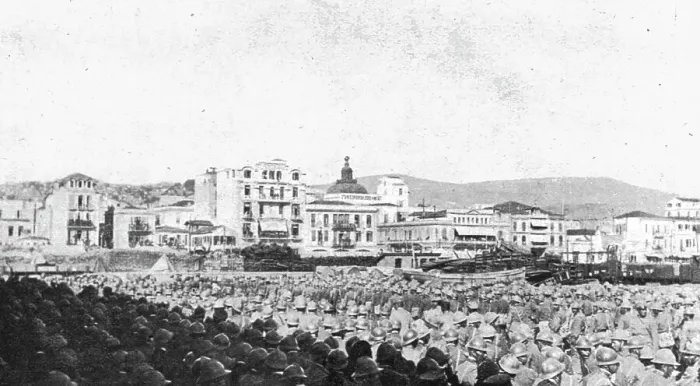 Framed Print : Les allies a Salonique; L'arrivee des italiens: les troupes italiennes massees sur le mole, 191 Creator: Unknown Framed Print : Les allies a Salonique; L'arrivee des italiens: les troupes italiennes massees sur le mole, 191 Creator: Unknown