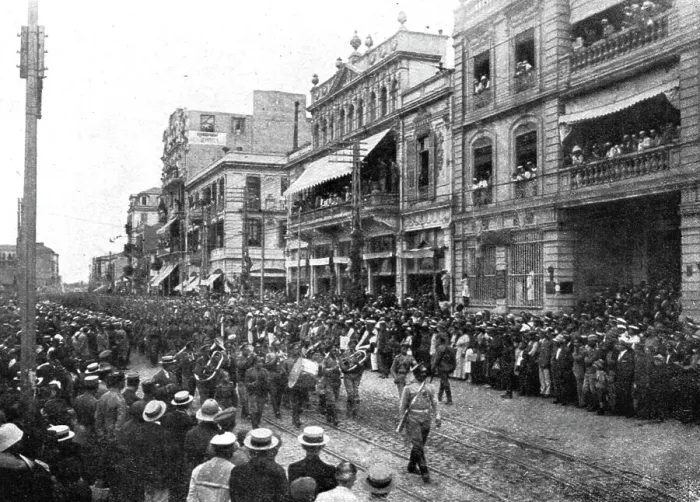 Framed Print : Les allies a Salonique; L'arrivee des Russes: les troupes traversant Salonique en fete, 1916. Creator: Unknown Framed Print : Les allies a Salonique; L'arrivee des Russes: les troupes traversant Salonique en fete, 1916. Creator: Unknown