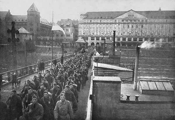 Les americains a Coblence; Les premieres troupes americaines traversant le Rhin a Coblence... 1918 Creator: Unknown