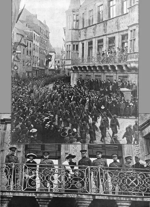 Framed Print : Les Americains dans le Luxembourg; A Luxembourg, sur le balcon du Palais, aux cotes... 1918. Creator: Unknown Framed Print : Les Americains dans le Luxembourg; A Luxembourg, sur le balcon du Palais, aux cotes... 1918. Creator: Unknown