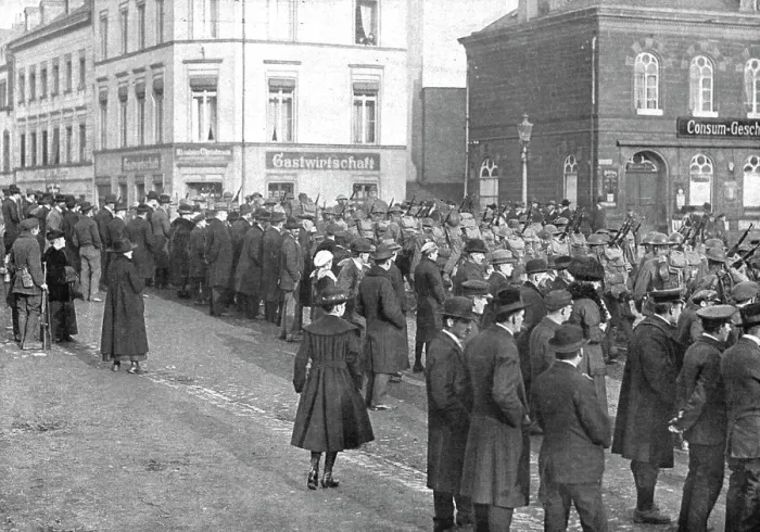 Framed Print : Les Americains en terre allemande; Le 1er decembre, les habitants de Treves, en hais... 1918. Creator: Unknown Framed Print : Les Americains en terre allemande; Le 1er decembre, les habitants de Treves, en hais... 1918. Creator: Unknown