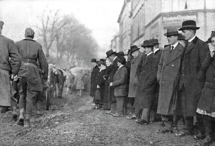 Framed Print : Les Americains en terre allemande; Quelques physionomies d'Allemands assistant a l'entrée... 1918. Creator: Signal Corps ASF Framed Print : Les Americains en terre allemande; Quelques physionomies d'Allemands assistant a l'entrée... 1918. Creator: Signal Corps ASF