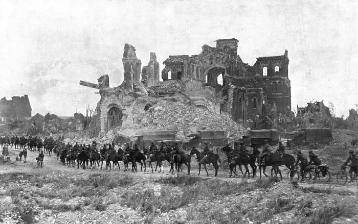 Framed Print : Les Britanniques au Nord de la Somme... 1918. Creator: Unknown Framed Print : Les Britanniques au Nord de la Somme... 1918. Creator: Unknown