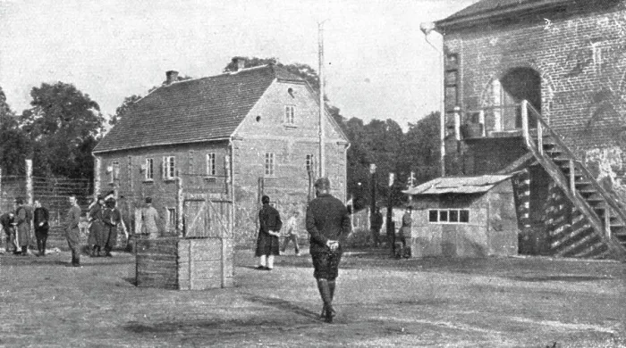 Framed Print : Les camps de represailles; Deux aspects de la cour de 30 metres de cote que les officiers... 1916. Creator: Unknown Framed Print : Les camps de represailles; Deux aspects de la cour de 30 metres de cote que les officiers... 1916. Creator: Unknown